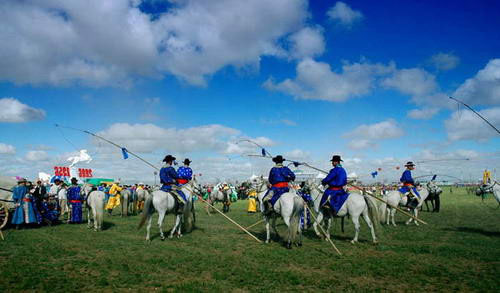 蒙古族人驰骋在草原上