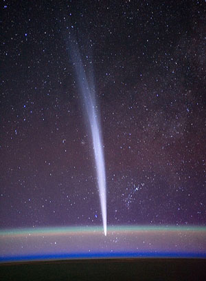 从太空拍摄在轨道上的洛弗乔伊彗星